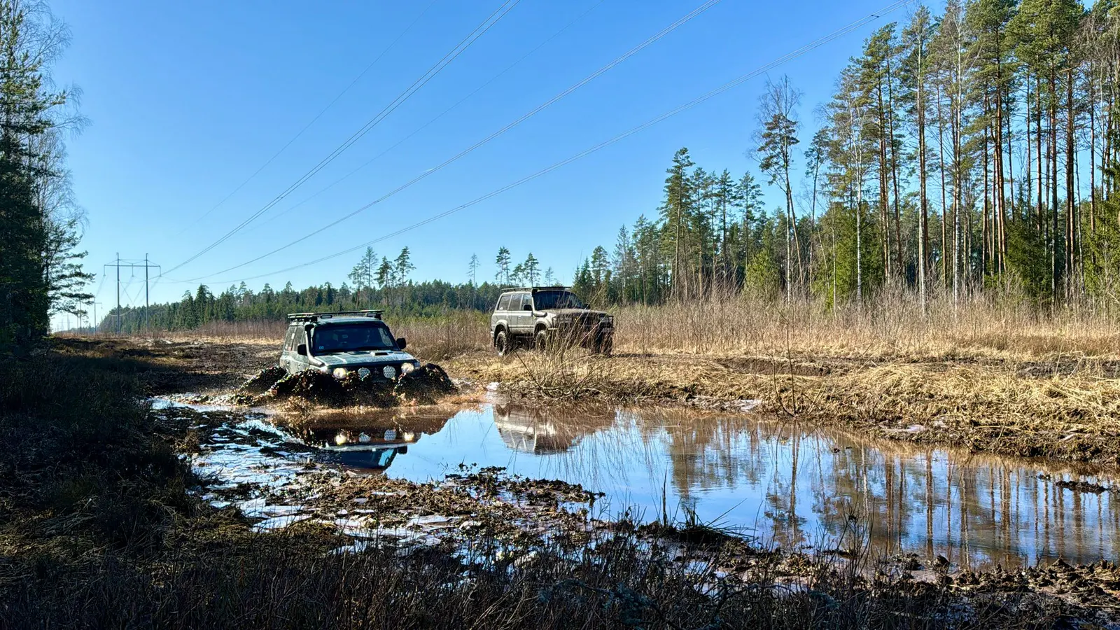 4x4-kjøring gjennom skog og gjørme utenfor Riga
