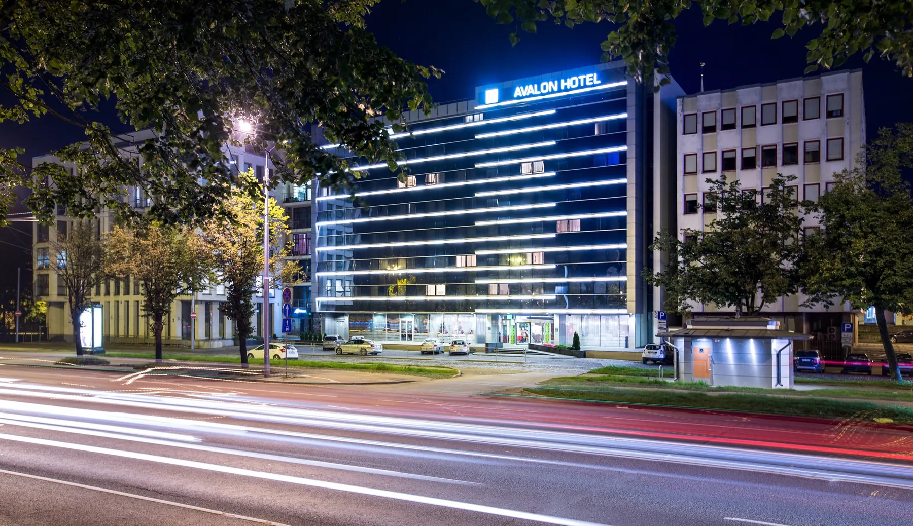 Avalon Hotel & Conferences i Riga sett utenfra om kvelden