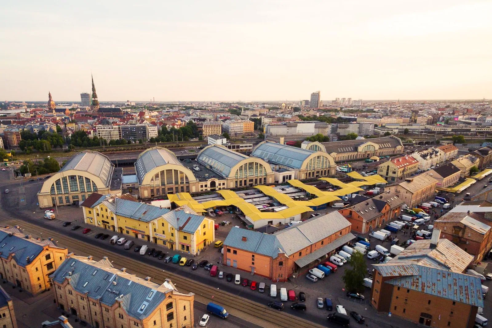 Matsmaking på marked i Riga
