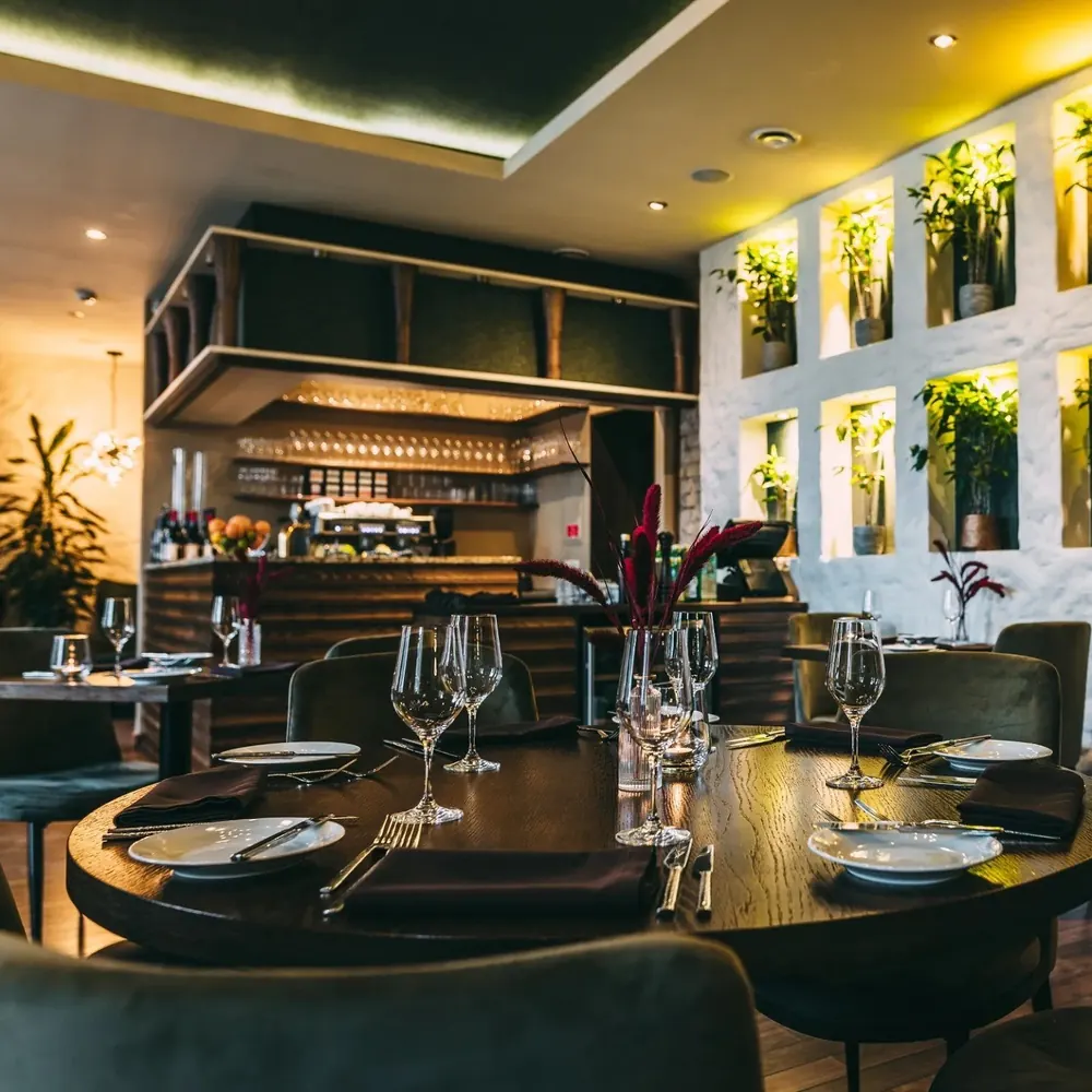 Restaurant Forest i Riga dekket til middag
