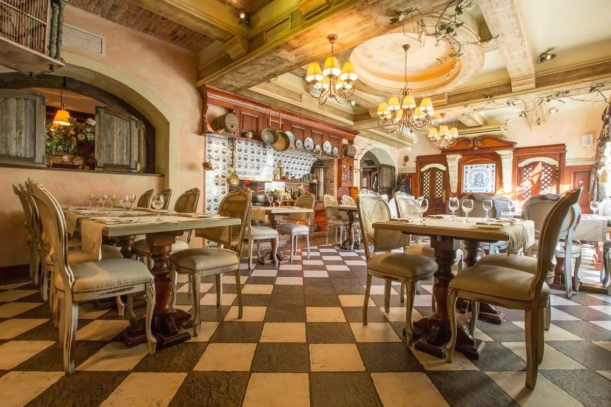 Det tradisjonelle interiøret på Salve restaurant i Riga