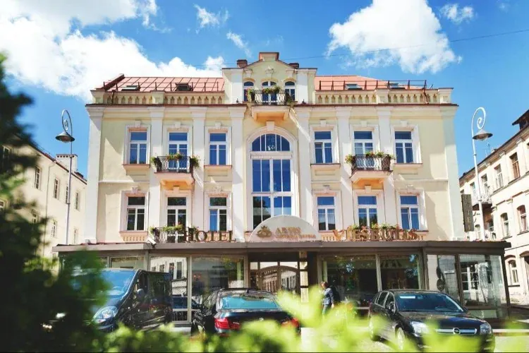 Fasaden til Artis Centrum Hotels i gamlebyen i Vilnius