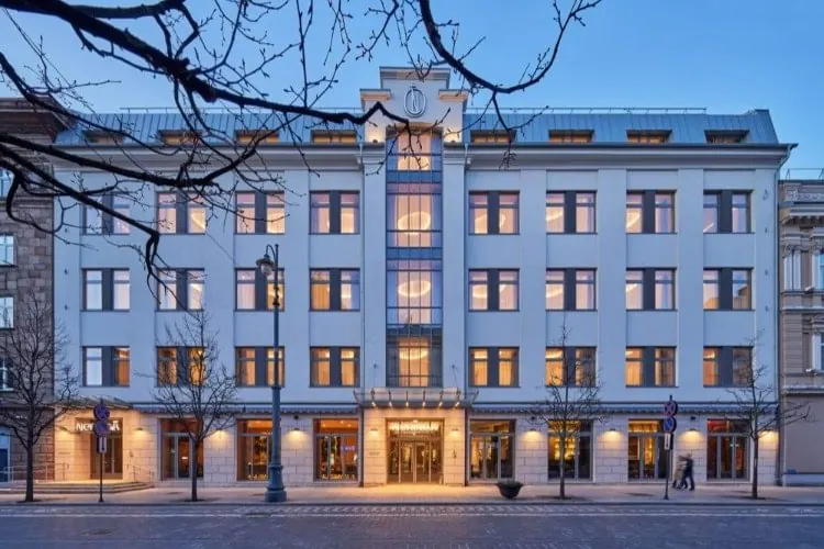 Fasaden til Neringa Hotel på Gedimino prospekt i Vilnius