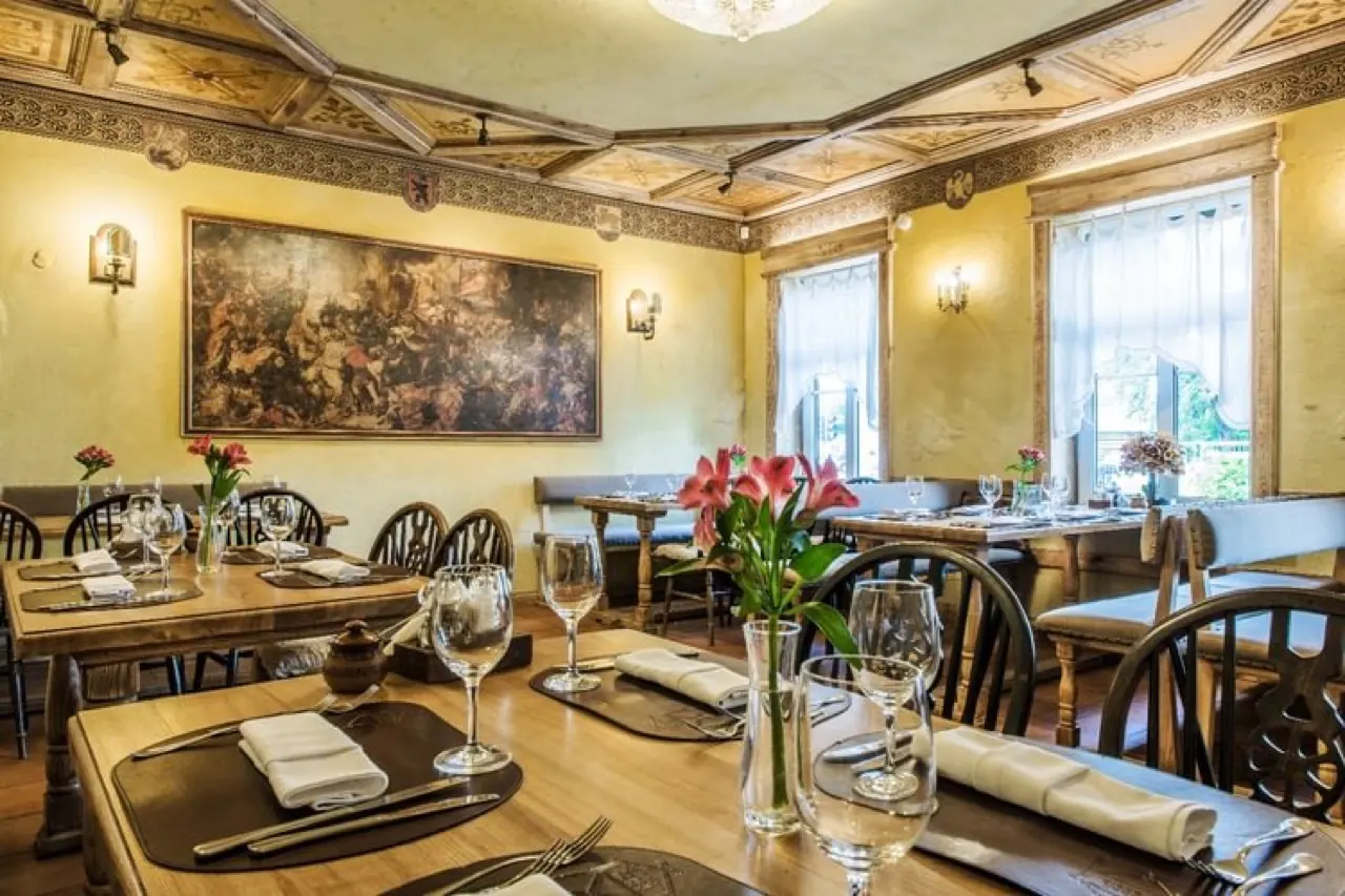 Tradisjonelt restaurantinteriør på Senoji Trobelė i Vilnius