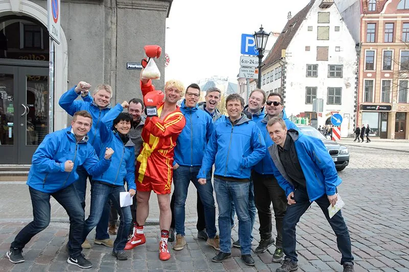 Gruppe på skattejakt i Vilnius som aktivitet på firmatur og konferanse